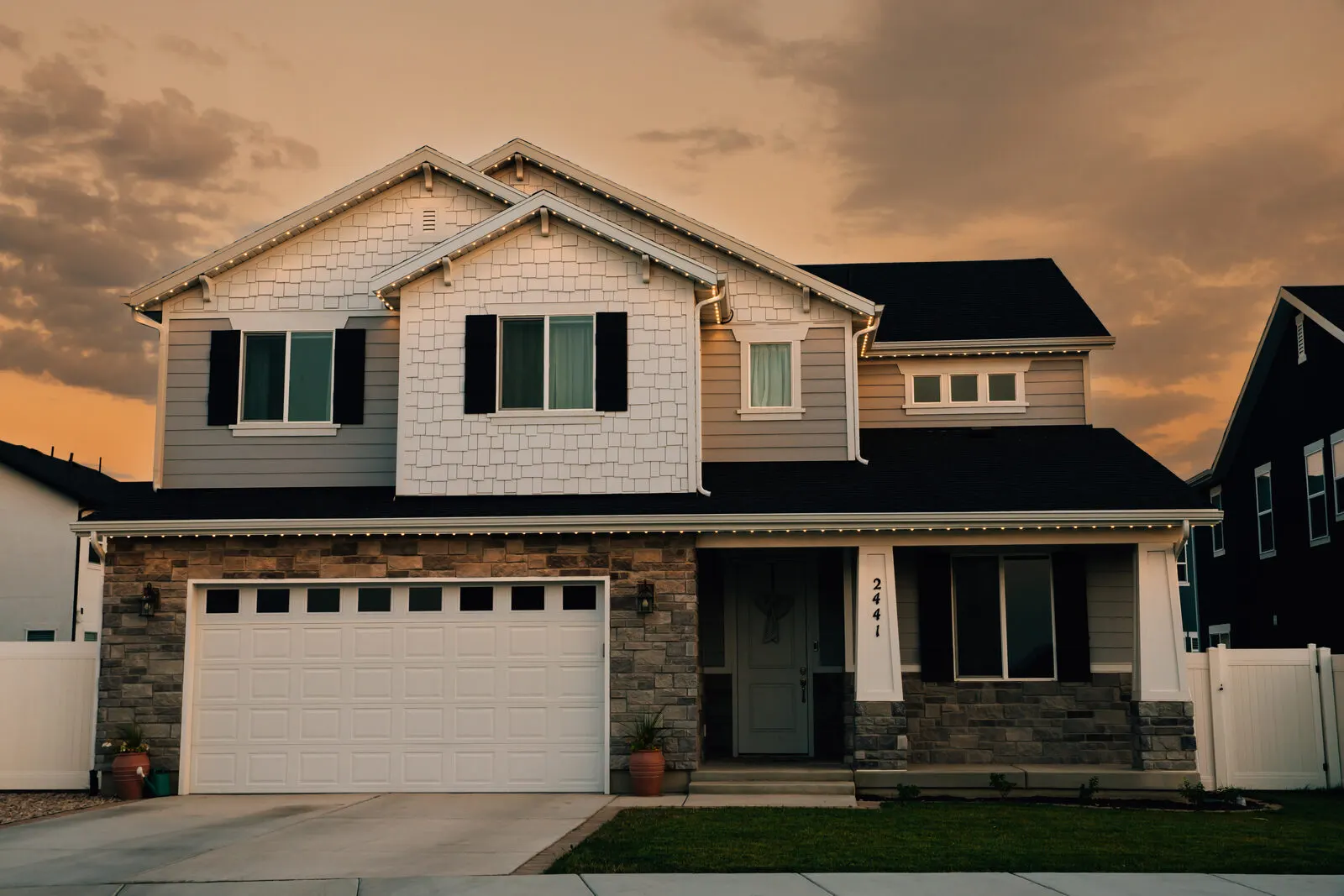 Architectural accent lighting for every evening. permanent roofline lighting