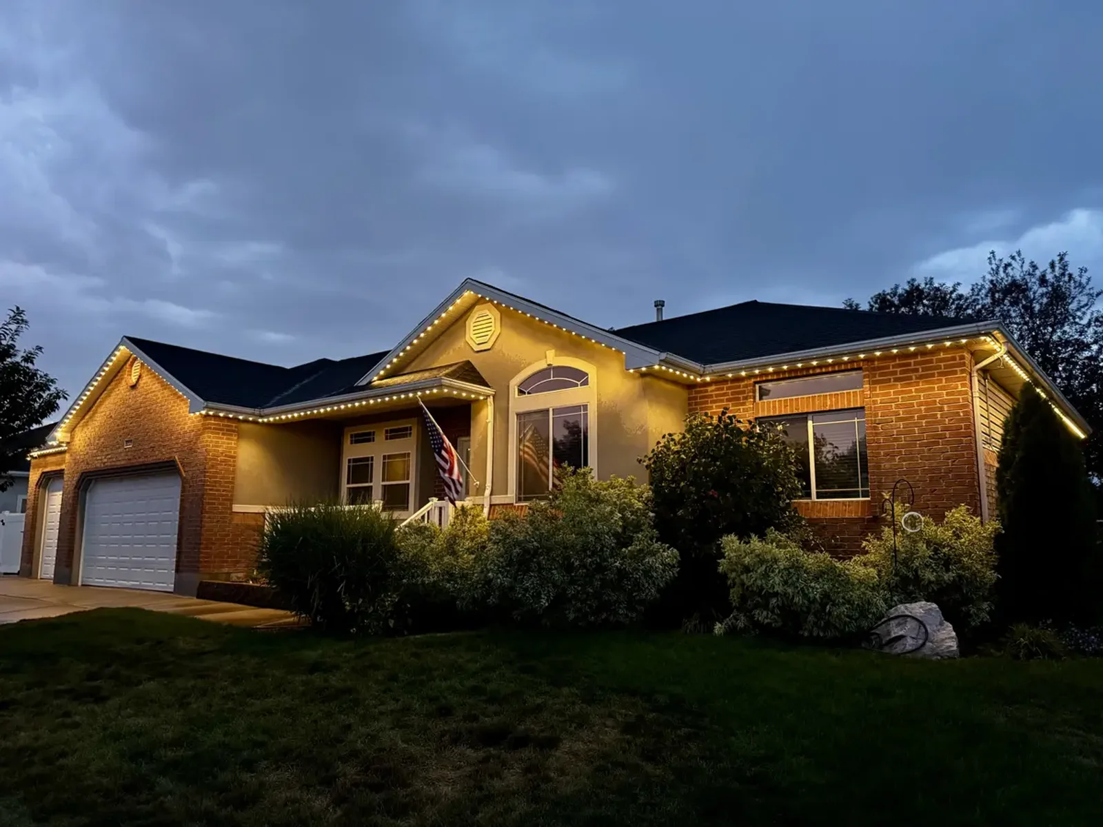 CHIPR LUX permanent roofline lighting on a Syracuse home